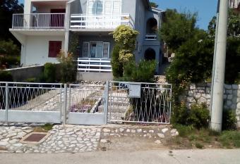 Apartment Neo has Smoking/Balcony rooms