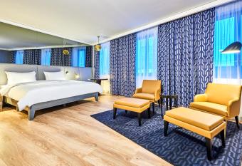 Radisson Blu Hotel, Kyiv City Centre allows 18 year olds to book a room