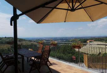 Agriostello delle Langhe has Balcony rooms
