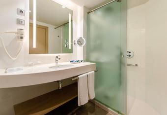 Spring Arona Gran Hotel - Adults Only allows 18 year olds to book a room