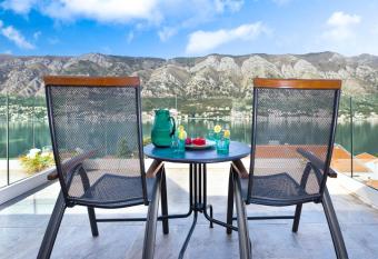 De Lux Apartments Sirena has Balcony rooms