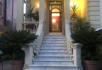 Hotel Regina has Balcony rooms