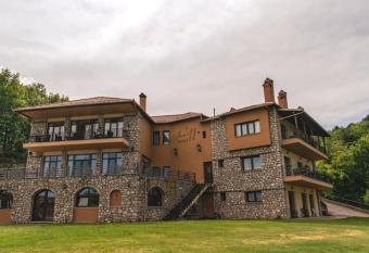 Nikelli has rooms with a private hot tub