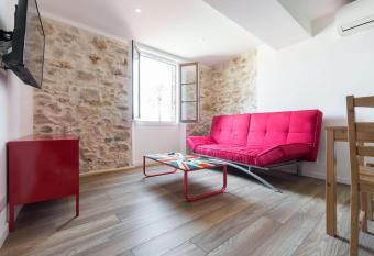 302-Appartement de Caract  re vieil Antibes allows 18 year olds to book a room