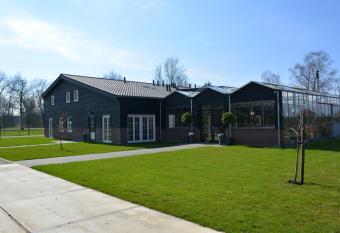 2 persoons appartement allows 18 year olds to book a room