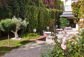 Grand H  tel Niort Centre has Balcony rooms