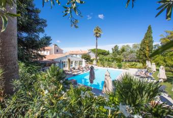 La Bastide des Salins allows 18 year olds to book a room