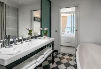 Hotel Excelsior allows 18 year olds to book a room