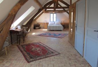 A L ecole Buissonniere allows 18 year olds to book a room