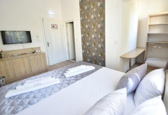 Villa Nina Hotel & Lounge bar has Balcony rooms