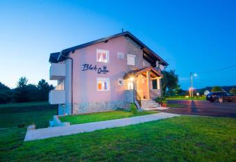 Black Queen Guesthouse has Balcony rooms