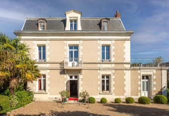 Le Pavillon des Lys - H  tel Particulier allows 18 year olds to book a room