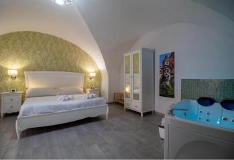 Porta Nazionale Dependance has rooms with a private hot tub