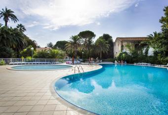 H  tel Le Domaine du Mas Blanc by Popinns has Balcony rooms