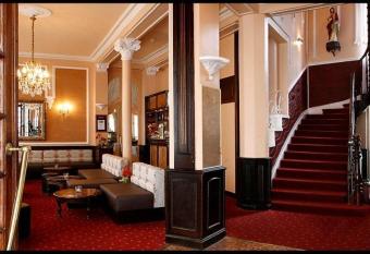 H  tel M  tropole allows 18 year olds to book a room