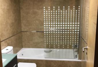 Alojamiento La Rosaleda has rooms with a private hot tub