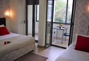 Universo Romantico allows 18 year olds to book a room