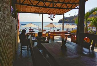 COCONUT BEACH BUNGALOWs & WARUNG has Balcony rooms