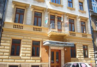 Gartner Hotel allows 18 year olds to book a room