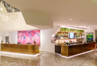 Eatons Hill Hotel has Balcony rooms