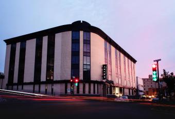 Hotel Chicoutimi allows 18 year olds to book a room