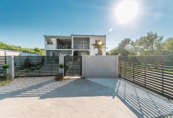 Tramonto Apartments has Balcony rooms