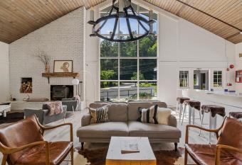 Town & Country Stowe allows 18 year olds to book a room