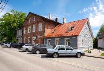 Suur-Sepa apartement has Balcony rooms