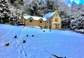 Mulgrave Country Cottage has Balcony rooms