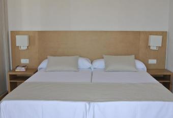 Apartamentos El Moro has Balcony rooms