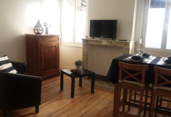 Apt 6 du Temple 2 chambres & Parking allows 18 year olds to book a room