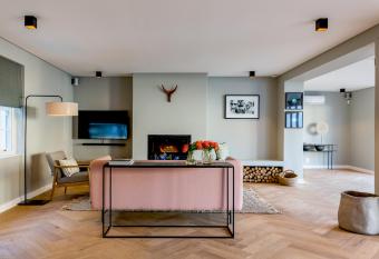 Maison Cabri  re - Boutique Suites allows 18 year olds to book a room