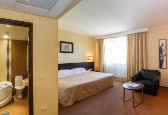 Hotel Rocca al Mare has rooms with a private hot tub