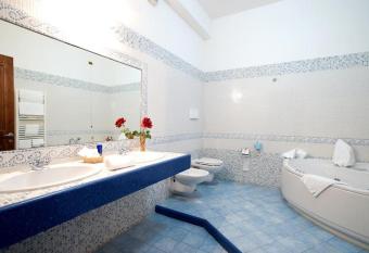 Hotel Castello Torre in Pietra has rooms with a private hot tub