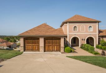 Tuscany Hills Villa has Balcony rooms