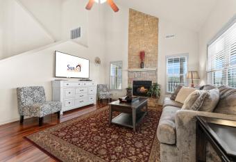 Puttin on the Green Villa has Balcony rooms