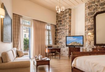 Xenon Inn has rooms with a private hot tub