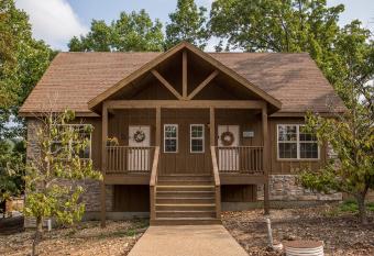 Magnolia Moon Cabin has Balcony rooms