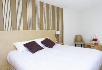 Logis Hotel de la Nivelle has rooms with a private hot tub