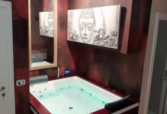 Gold House has rooms with a private hot tub