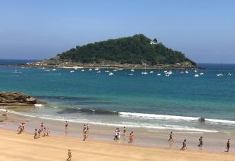 La Madame on La Concha Beach, Seaview Apartment allows 18 year olds to book a room