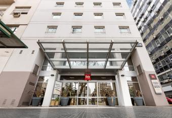 ibis Buenos Aires Congreso allows 18 year olds to book a room