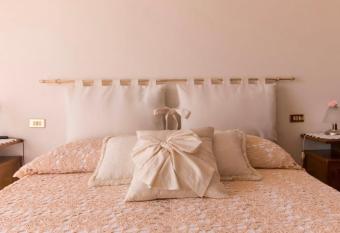 Splendida e incantevole casa a due passi dal mare has Balcony rooms