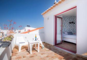 B&B do Pa  o allows 18 year olds to book a room