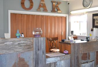 The Oak Motel has Balcony rooms