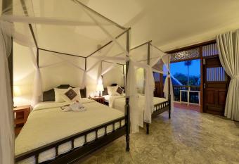 Hoi An Ancient House Resort & Spa has rooms with a private hot tub