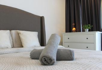 Studio Room next to SCCC at Trefoil Setia Alam for 2-4 pax has Balcony rooms