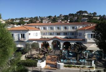Logis Hotel Le Provencal allows 18 year olds to book a room