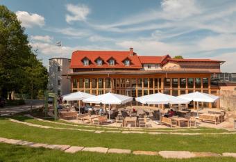 Hotel Brunnenhaus Schloss Landau allows 18 year olds to book a room