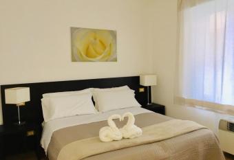 L Affittacamere Di Venezia allows 18 year olds to book a room